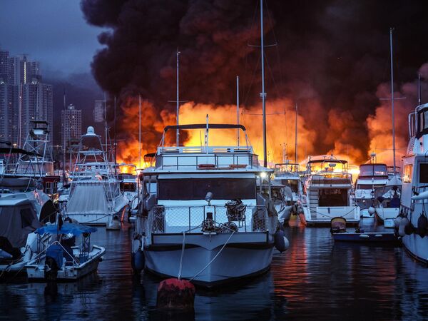 Пожар, охвативший более десятка судов, которые использовались в качестве постоянного жилья местными и иностранными жителями в Гонконге