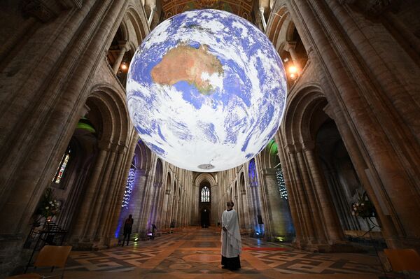 Инсталляция художника Люка Джеррама Gaia в соборе Или в Кембриджшире