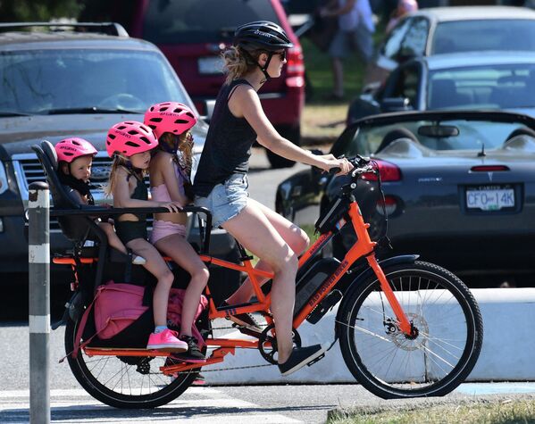 Женщина и трое детей на велосипеде в Ванкувере, Британская Колумбия