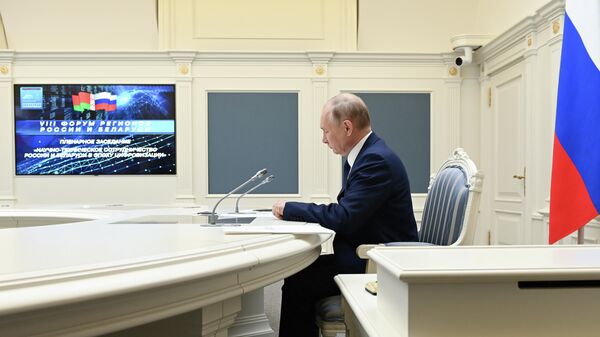 Президент России Владимир Путин принимает участие в заседании 8-го Форума регионов Белоруссии и России