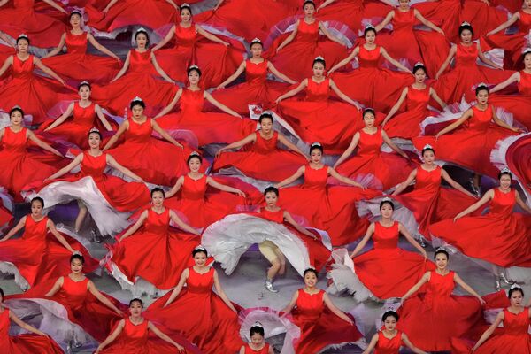 Танцоры в гала-шоу в преддверии 100-летия со дня основания Коммунистической партии Китая в Пекине
