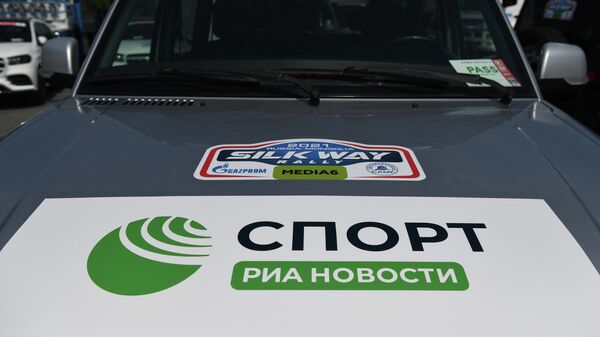 Наклейка сна одном из автомобилей перед началом международного ралли Шелковый путь - 2021 в Омске.