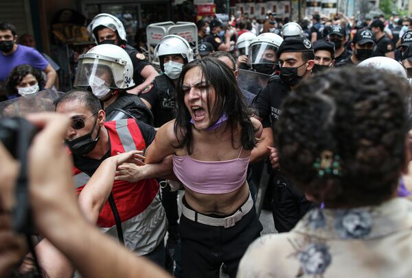 В центре Стамбула полиция применила слезоточивый газ для разгона толпы и задержала десятки активистов LGTBI, при попытке проведения гей-парада.