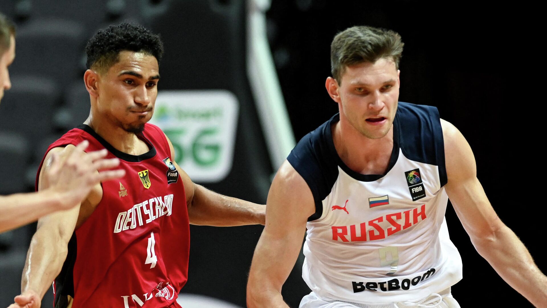 Russia's Ivan Ukhov (R) fights for the ball with Germany's Maodo Lo  during the FIBA Men’s Olympic Qualifying Tournament match between Russial and Germany, on July 1, 2021, in Split. (Photo by Denis LOVROVIC / AFP) - РИА Новости, 1920, 01.07.2021