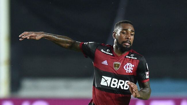 Brazil's Flamengo Gerson (R) is marked by Argentina's Racing Club Chilean Eugenio Mena during their closed-door Copa Libertadores round before the quarterfinals football match at the Presidente Peron stadium in Avellaneda, Buenos Aires Province, Argentina, on November 24, 2020. (Photo by Marcelo Endelli / POOL / AFP)