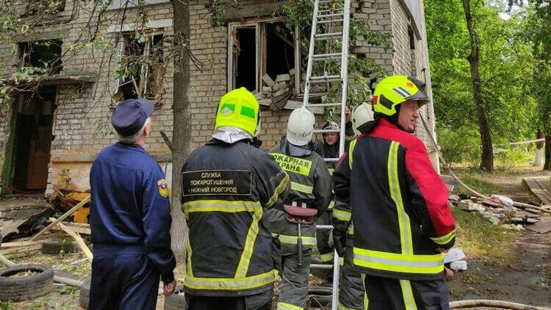Сотрудники МЧС РФ работают на месте взрыва газа в жилом доме в Нижнем Новгород - РИА Новости, 1920, 02.07.2021