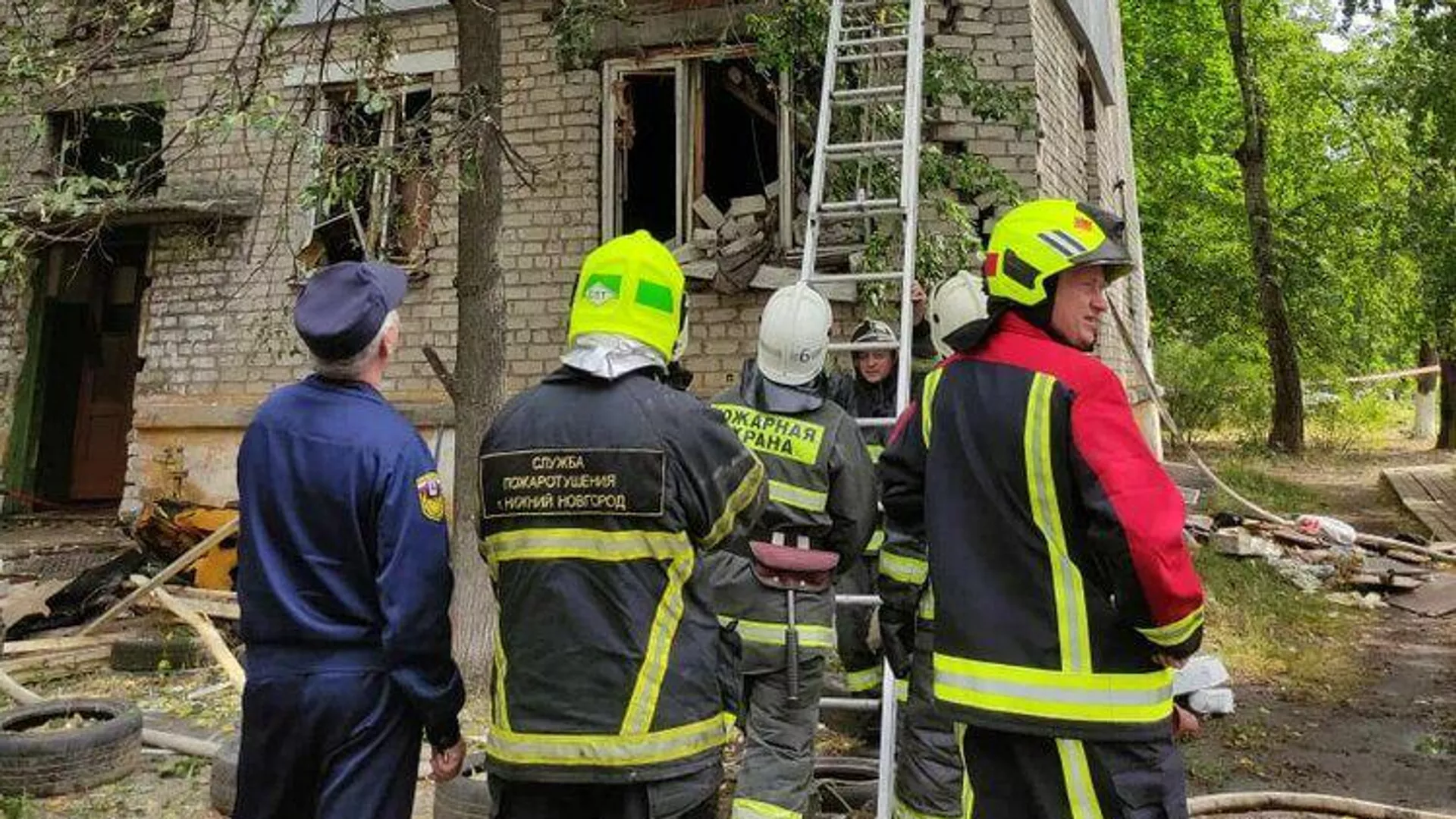 Сотрудники МЧС РФ работают на месте взрыва газа в жилом доме в Нижнем Новгород - РИА Новости, 1920, 17.08.2021