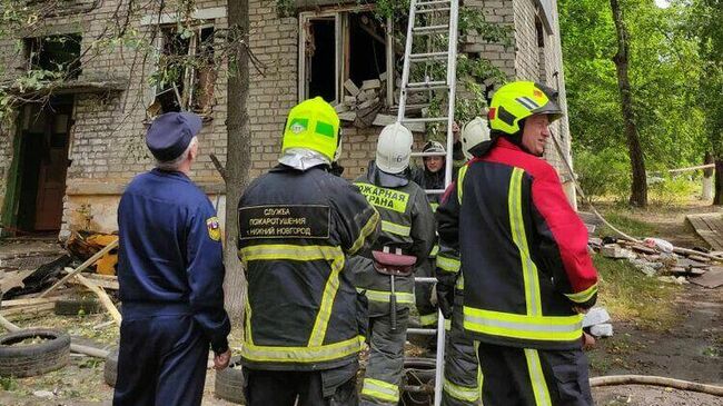 Сотрудники МЧС РФ работают на месте взрыва газа в жилом доме в Нижнем Новгород