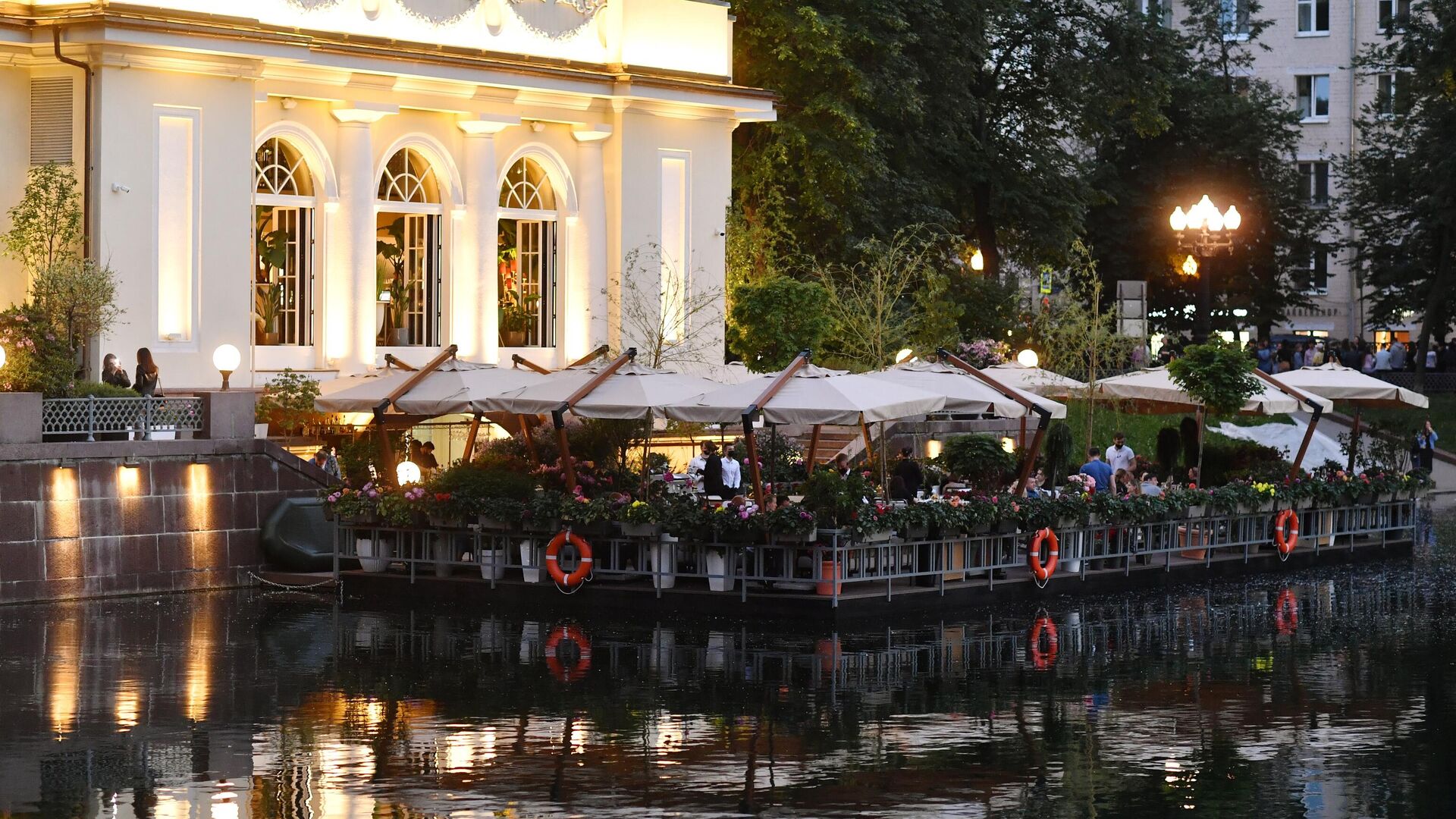 Павильон и летнее кафе у Патриаршего пруда в Москве - РИА Новости, 1920, 04.08.2025