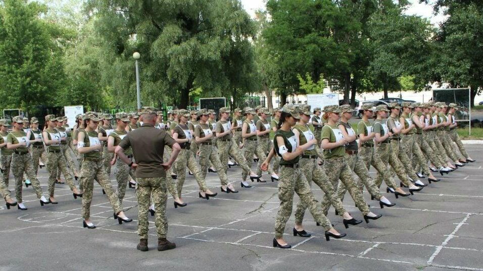 Курсантки Военного института Киевского национального университета имени Тараса Шевченко во время репетиции парада по случаю Дня Независимости - РИА Новости, 1920, 02.07.2021