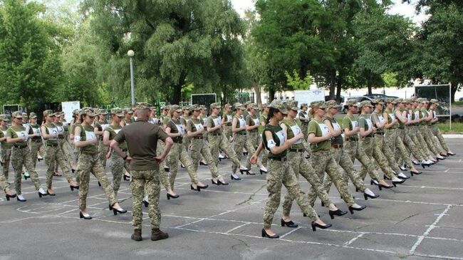 Курсантки Военного института Киевского национального университета имени Шевченко. Архивное фото