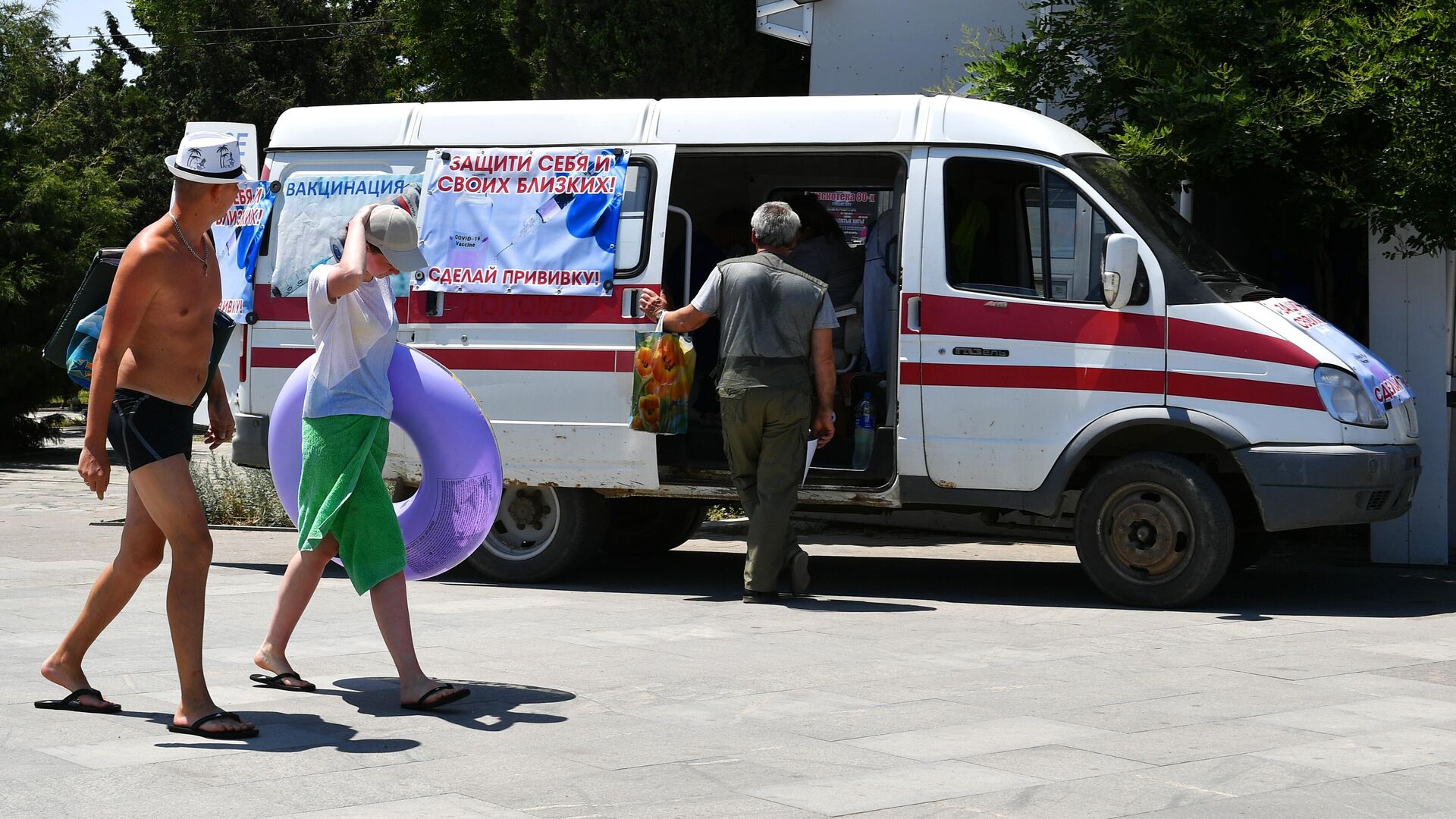 Люди около мобильного пункта вакцинации от COVID-19 на набережной Судака - РИА Новости, 1920, 04.08.2021