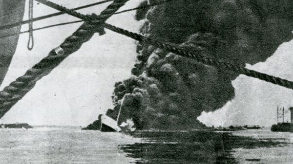 Фото участия ледокола А.Микоян в спасении английских моряков при пожаре танкера Феникс в акватории порта города Хайфа