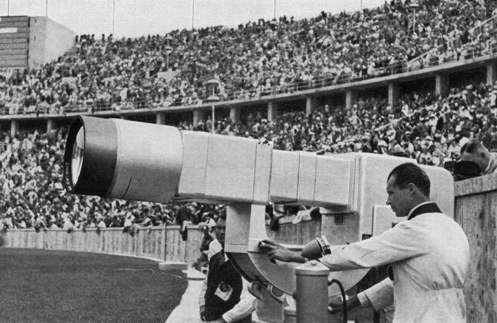 Сотрудник проверяет телекамеру во время Олимпийских игр 1936 года в Берлине - РИА Новости, 1920, 02.07.2021
