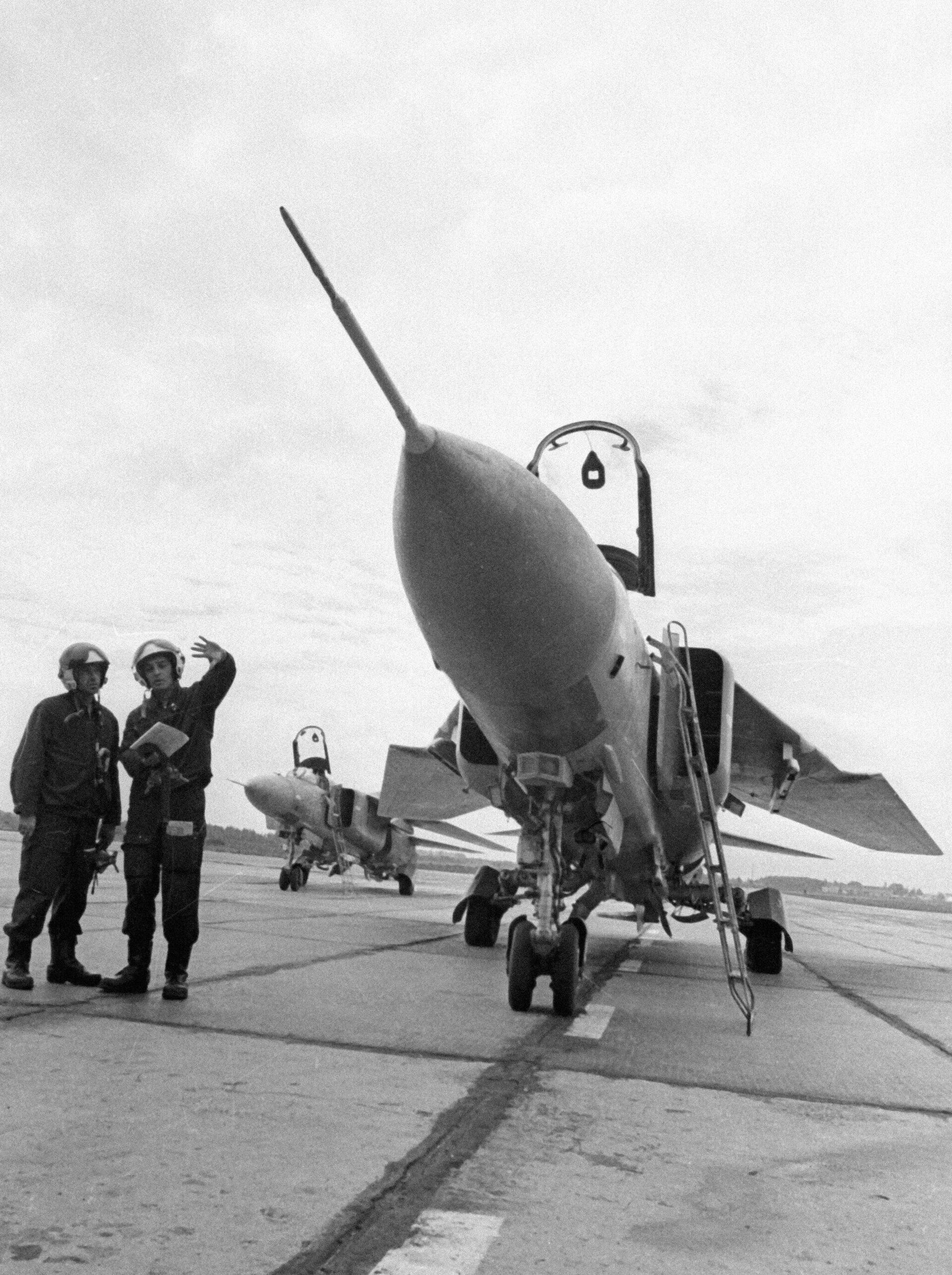 Летчики-истребители у самолета МИГ-23 во время  учений Неман - РИА Новости, 1920, 02.07.2021