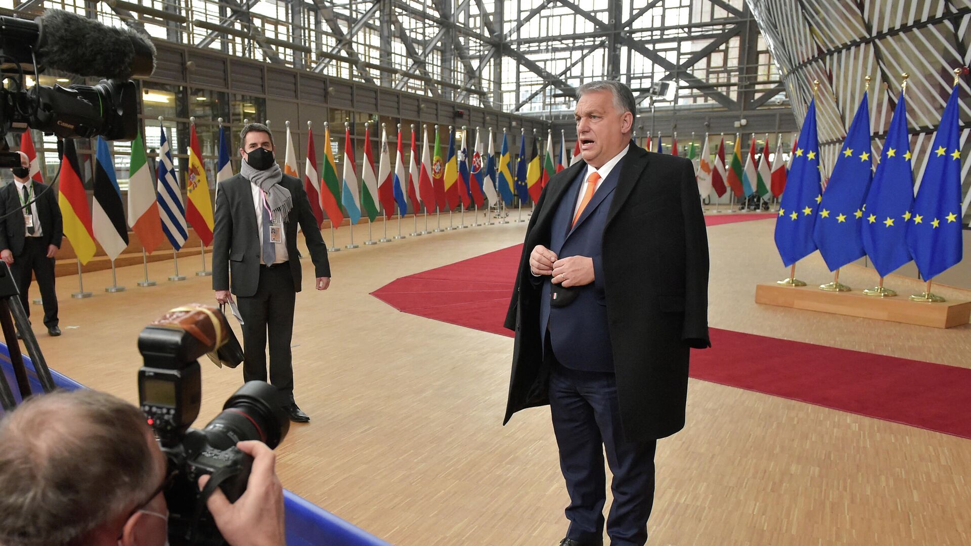 Премьер-министр Венгрии Виктор Орбан беседует с журналистами в здании штаб-квартиры ЕС в Брюсселе - РИА Новости, 1920, 03.07.2021