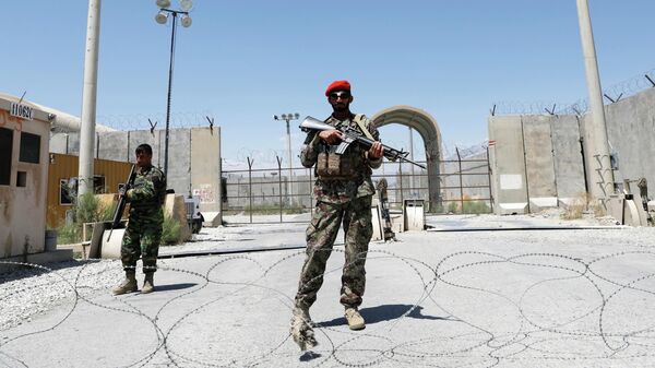Афганские солдаты охраняют ворота американской авиабазы Баграм в день вывода Американских войск из Афганистана