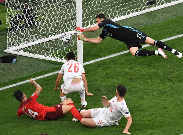 Игровой момент матча 1/4 финала ЕВРО-2020 Швейцария - Испания