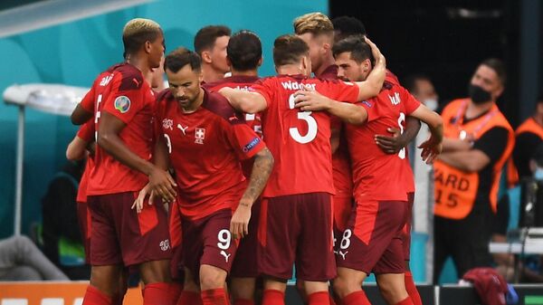 Футболисты сборной Швейцарии радуются забитому мячу