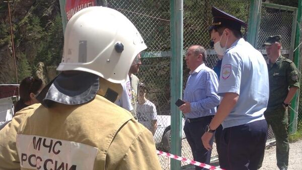 Сотрудники полиции и МЧС на месте падения автомобиля с подъемника, Кабардино-Балкария