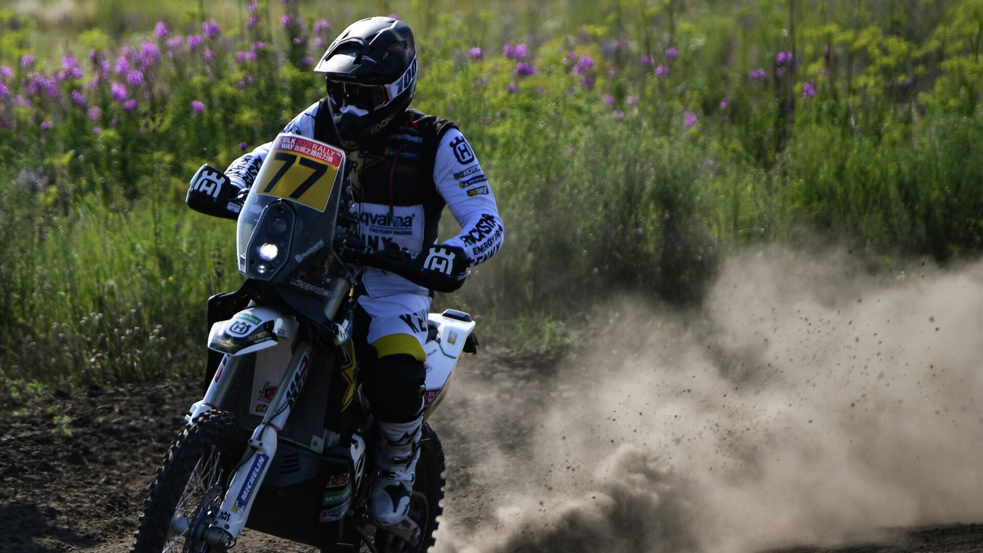 Пилот команды Rockstar Energy Husqvarna Factory Racing Лучано Бенавидес на трассе первого этапа международного ралли Шелковый путь - 2021 Омск – Новосибирск. - РИА Новости, 1920, 03.07.2021