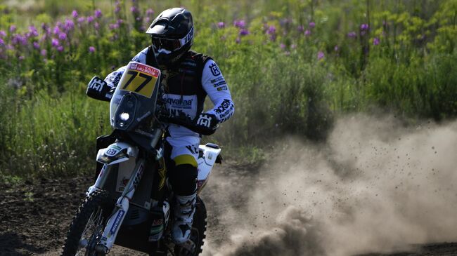 Пилот команды Rockstar Energy Husqvarna Factory Racing Лучано Бенавидес на трассе первого этапа международного ралли Шелковый путь - 2021 Омск – Новосибирск.