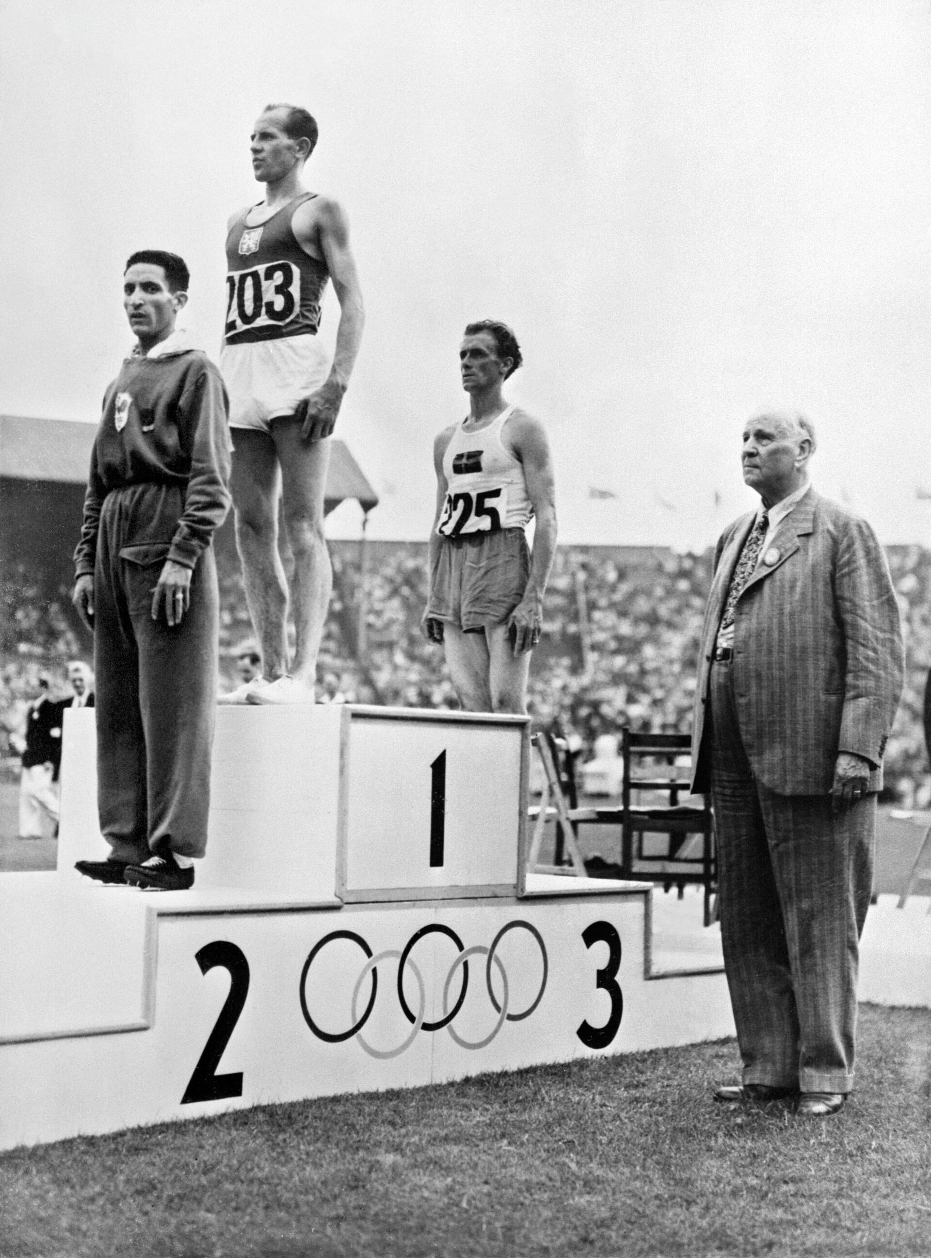 Атлеты Ален Мимун, Эмиль Затопек и Бертиль Альбертссон на церемонии награждения на Олимпийских играх 1948 года в Лондоне - РИА Новости, 1920, 03.07.2021