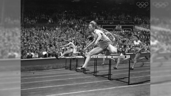 Голландская легкоатлетка Фанни Бланкерс-Коэн в забеге на 80 метров с препятствиями на Олимпийских играх 1948 года в Лондоне