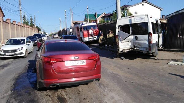 Столкновение легкового автомобиля КИА и микроавтобуса Ситроен в Самаре