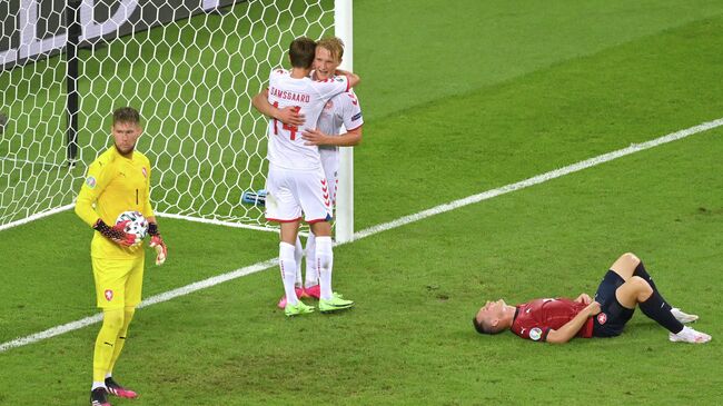 Футболисты сборной Дании радуются забитому мячу в ворота чехов
