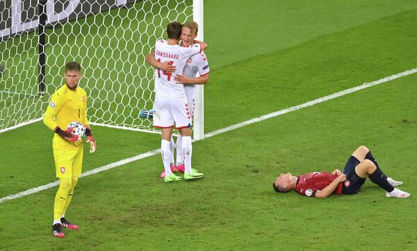 Футболисты сборной Дании радуются забитому мячу в ворота чехов