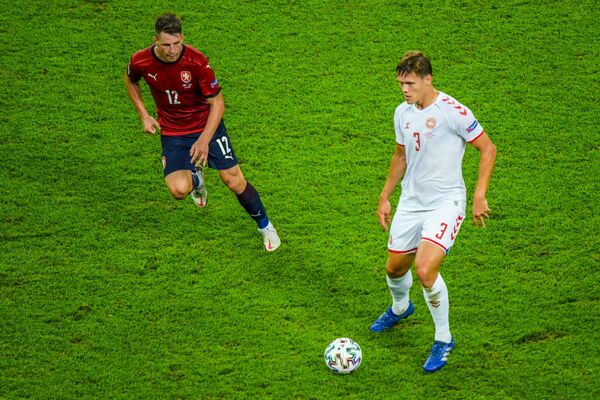 Защитник сборной Дании Янник Вестергор (справа) и полузащитник сборной Чехии Лукаш Масопуст