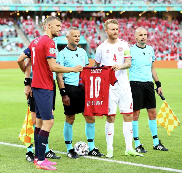 Капитаны сборной Чехии и Дании Томаш Соучек (слева) и Симон Кьер (второй справа)