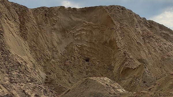 Недалеко от поселка 10 год Октября города Михайлова Рязанской области 10-ленего ребенка засыпало песком