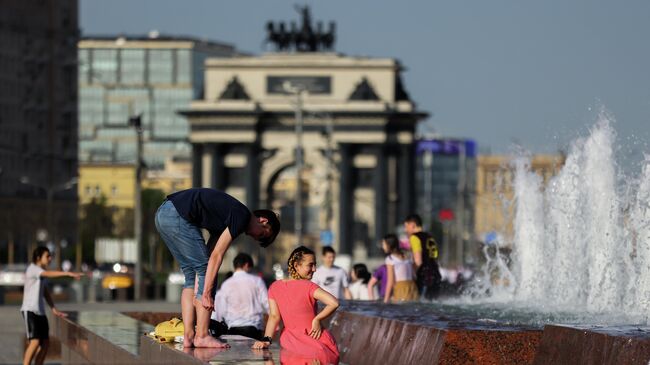 Молодые люди у фонтана в парке Победы в Москве