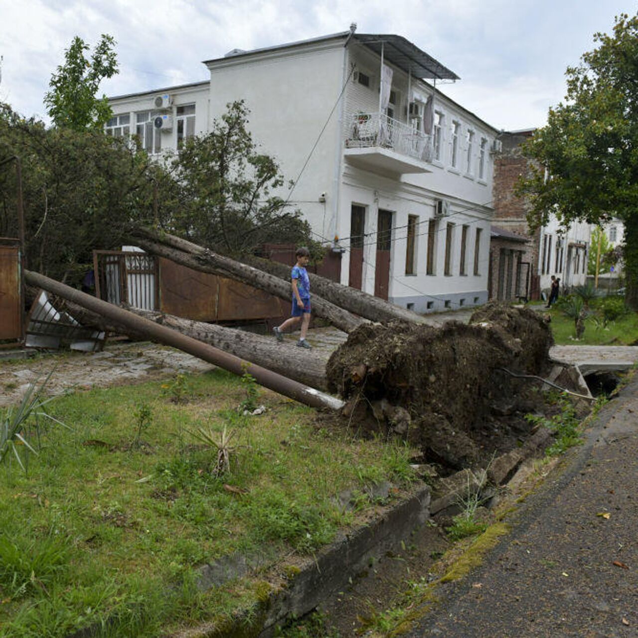 В Сухуме ураган снес крышу гостиницы - РИА Новости, 04.07.2021