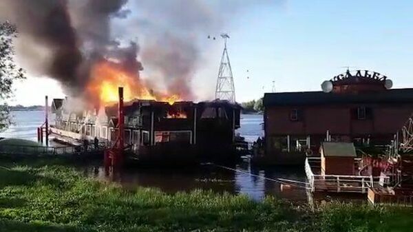Горит плавучая баня в Нижнем Новгороде: кадры с места пожара