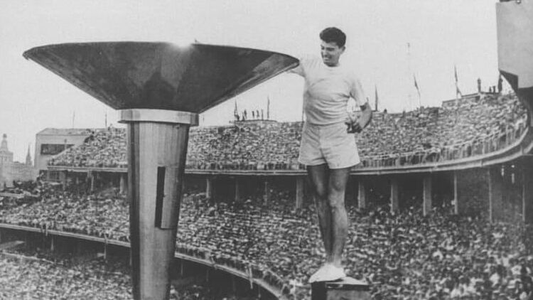 Австралийский легкоатлет Рон Кларк зажигает Олимпийский огонь перед началом Игр 1956 года в Мельбурне - РИА Новости, 1920, 09.07.2021