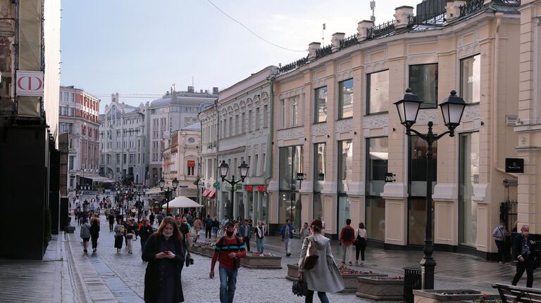 Прохожие на улице Кузнецкий мост в Москве