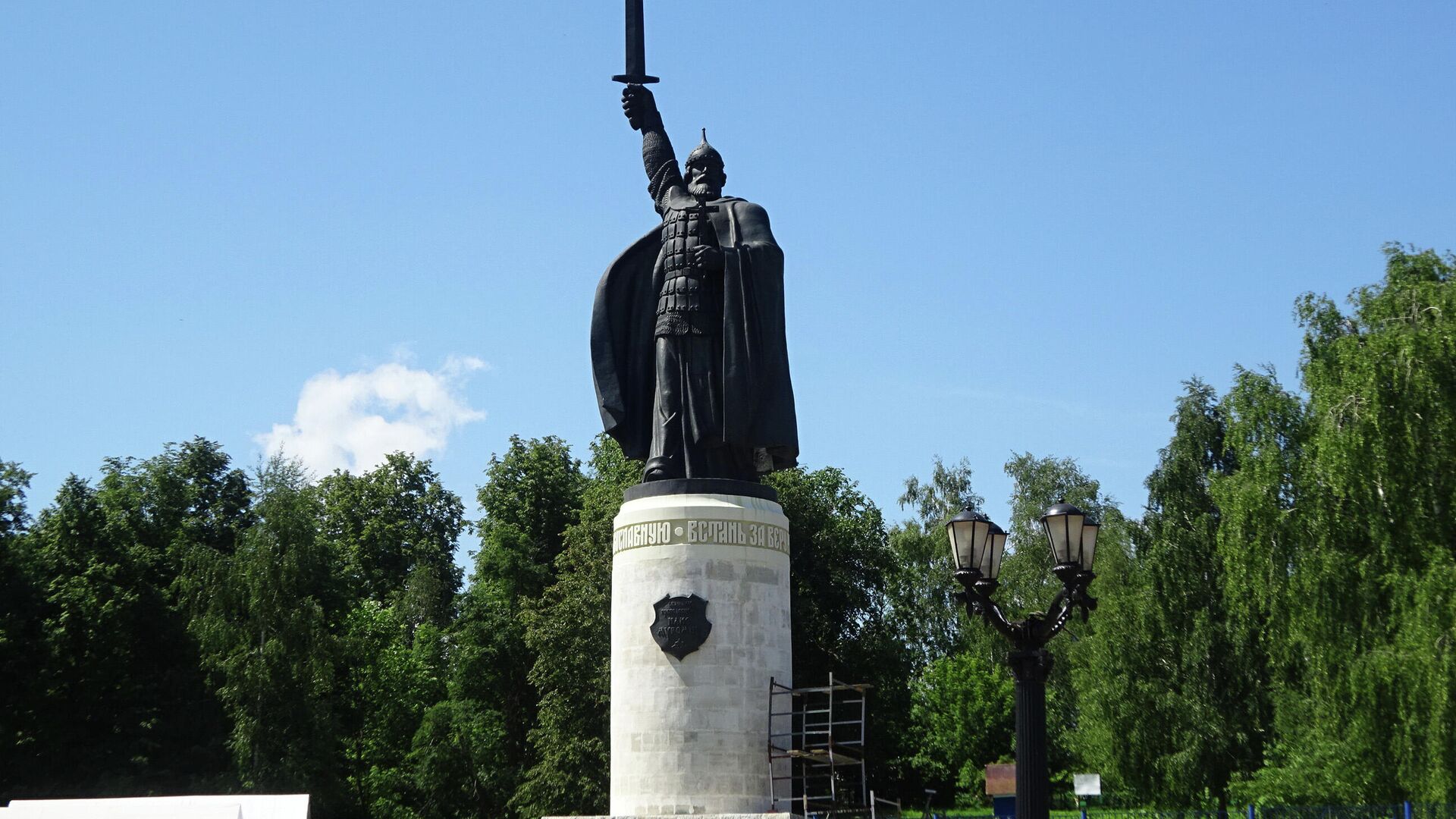 Памятник Илье Муромцу. От него можно спуститься к городскому пляжу - РИА Новости, 1920, 08.07.2021