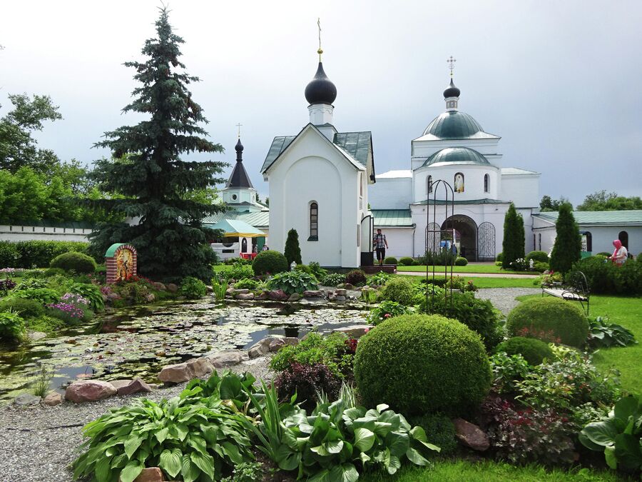 Спасо-Преображенский монастырь, монастырский садик и надвратная церковь