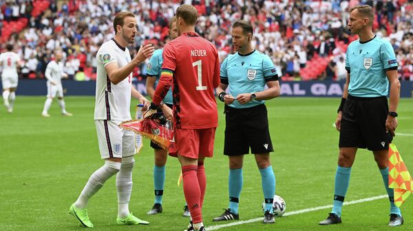Голландский арбитр Данни Маккели перед началом матча сборных Англии и Германии
