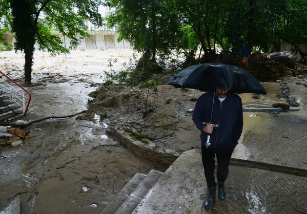 Мужчина на берегу реки Кудепста в Хостинском районе Сочи
