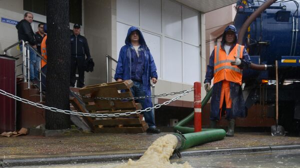 Сотрудники коммунальных служб устраняют последствия подтопления магазина в микрорайоне Кудепста Хостинского района Сочи