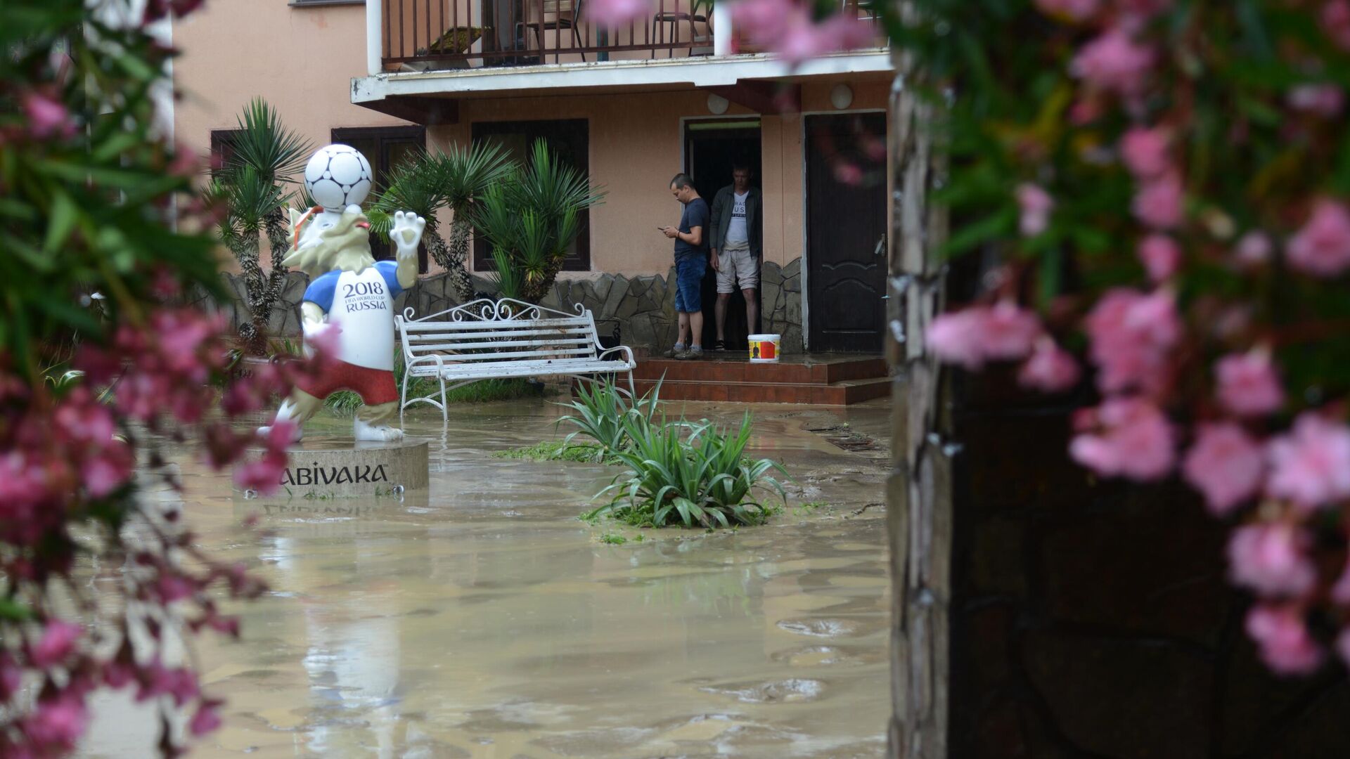 Гости во дворе подтопленной гостинцы неподалеку от реки Кудепста в Хостинском районе Сочи - РИА Новости, 1920, 01.09.2021