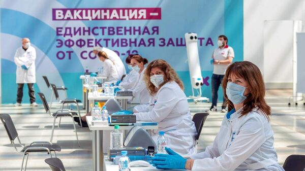 Медицинские сотрудники в центре вакцинации от COVID-19 в Гостином дворе в Москве