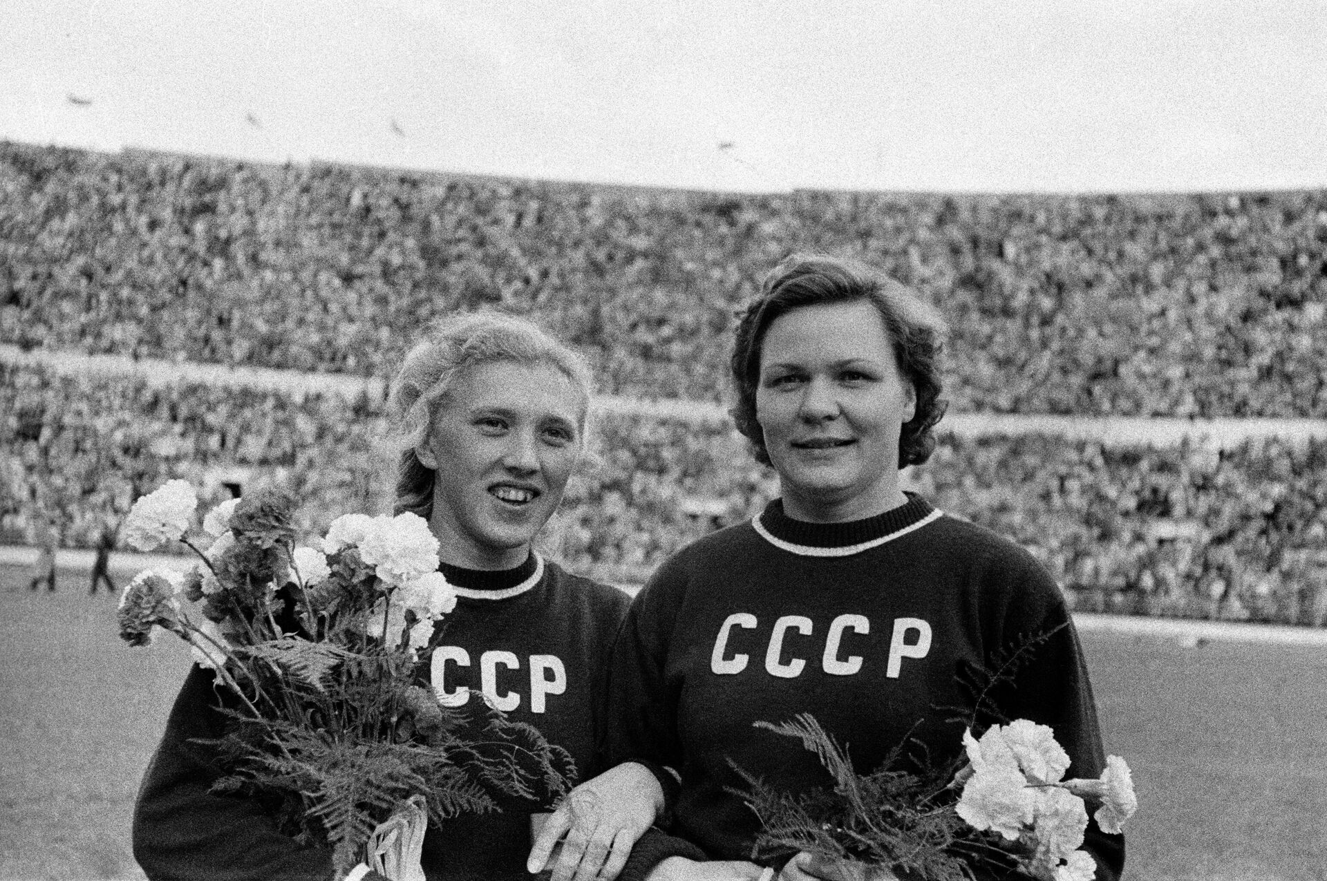 Галина Зыбина (слева) и Клавдия Точенова на Олимпийских играх 1952 года - РИА Новости, 1920, 05.07.2021