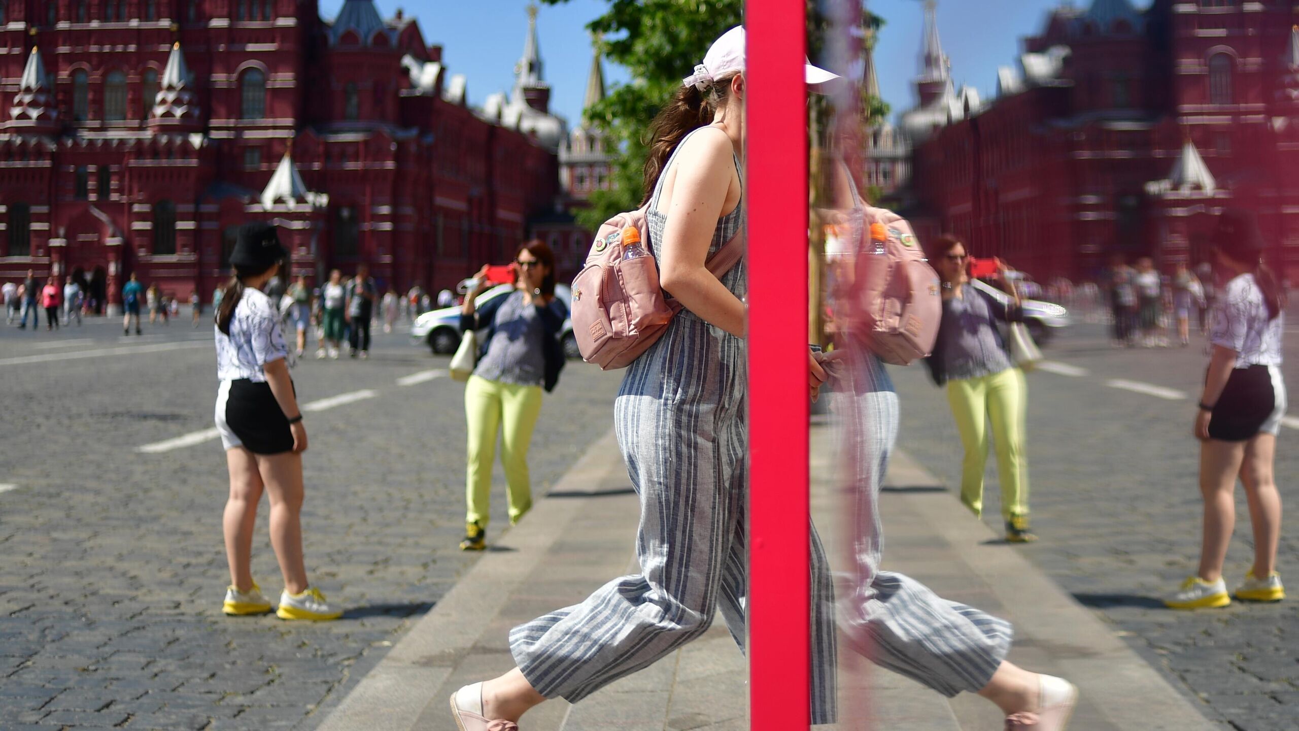 Спой мне песню в городе жара. Красная площадь фото. Девушка на красной площади. Москва жара девушки. Жара в городе.
