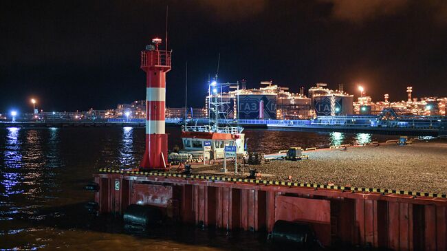 Завод по производству сжиженного природного газа Ямал СПГ в морском порту Саббета