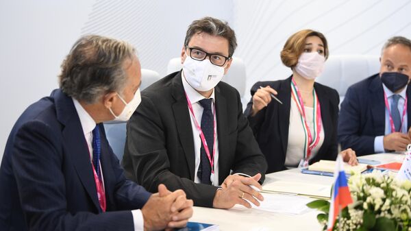 Министр экономического развития Италии Джанкарло Джорджетти во время встречи с генеральным директором РЭЦ Вероникой Никишиной в рамках Международной промышленной выставки Иннопром-2021